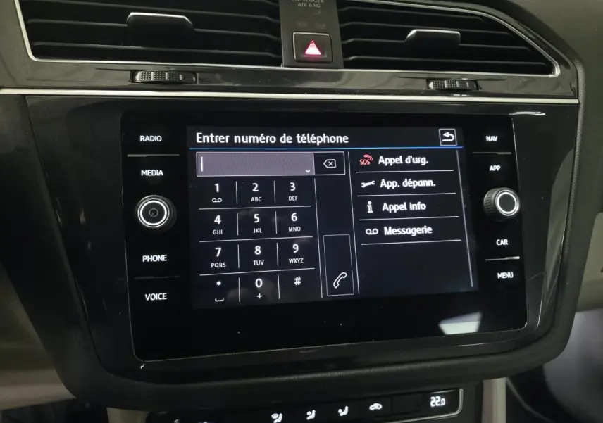 Écran tactile central du Volkswagen Tiguan 2018 affichant le clavier pour entrer un numéro de téléphone.