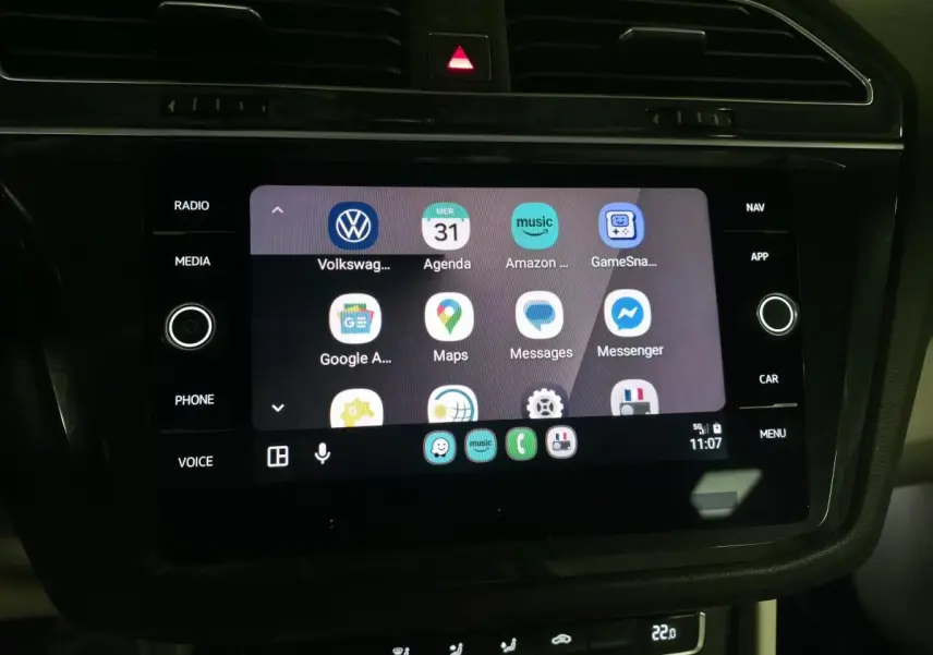 Écran tactile central du Volkswagen Tiguan 2018 affichant l'interface Apple CarPlay dans l'habitacle noir.