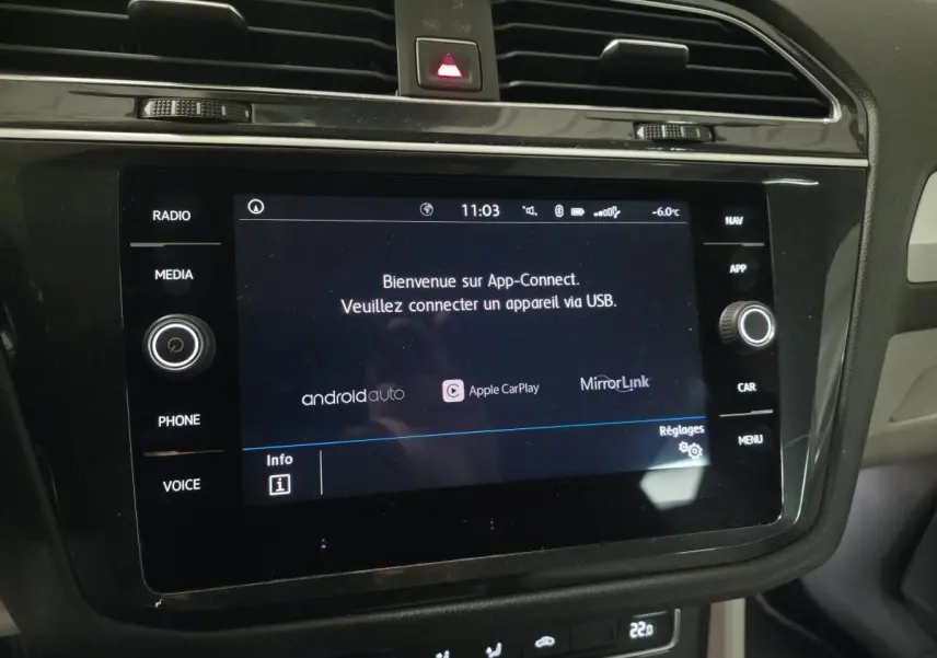 Vue rapprochée de l'écran tactile central noir du Volkswagen Tiguan 2018 affichant App-Connect et options Apple CarPlay et Android Auto.