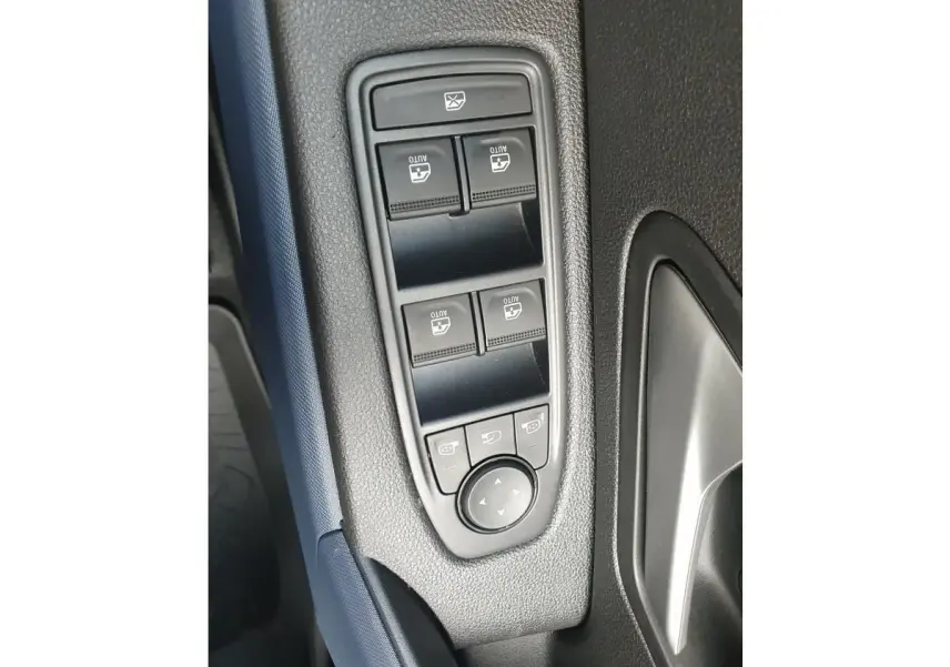 Panneau de commandes des vitres électriques et rétroviseurs côté conducteur du Dacia Duster gris schiste, intérieur noir.