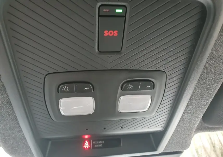 Vue intérieure du plafonnier avec bouton SOS et commandes d’éclairage du Dacia Duster gris schiste 2026.