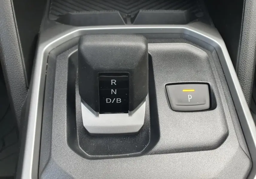 Le levier de vitesses automatique et bouton de parking du DACIA DUSTER 1.6 Hybrid 140 gris schiste, vue en gros plan intérieur.