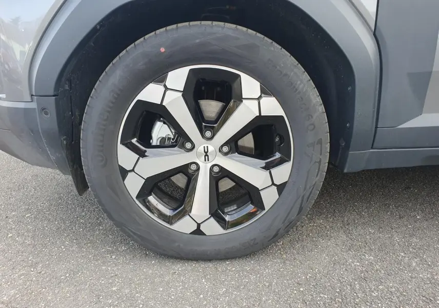 Gros plan sur la jante alliage 18” diamantée Tagasan du côté avant droit du Dacia Duster gris schiste.