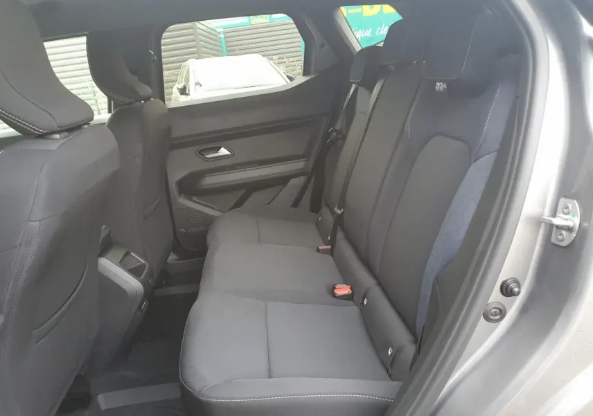 Vue intérieure côté droit de la banquette arrière grise du Dacia Duster 1.6 Hybrid 140 Journey 2026.