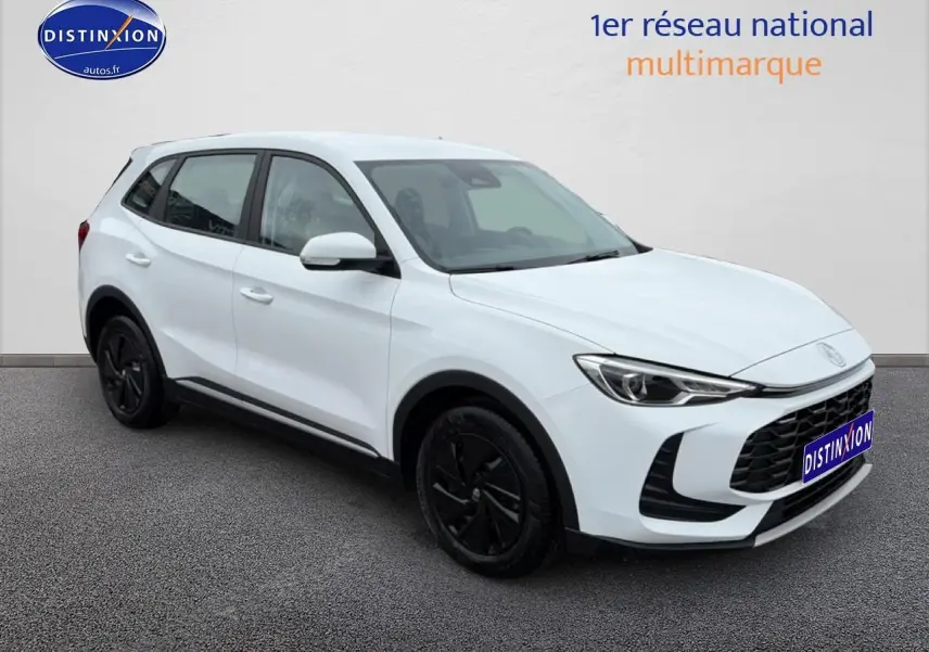 MG ZS Hybrid blanc vu en 3/4 avant droit avec jantes noires et calandre imposante noire.