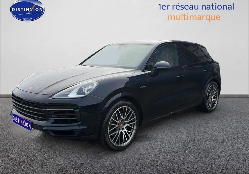 Porsche Cayenne 2023 bleu en 3/4 avant droit, avec jantes alliage et vitres teintées.