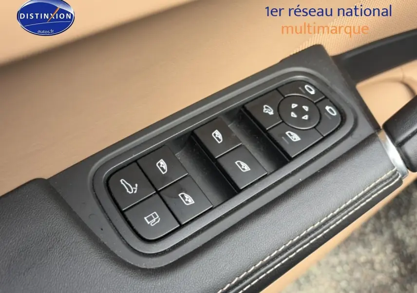 Porsche Cayenne bleu 2023 vu de profil, mettant en valeur les lignes élégantes et les jantes alu distinctives.