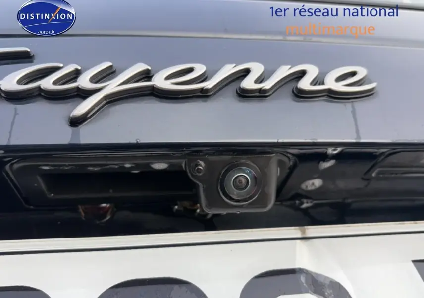 Gros plan sur la caméra de recul et le logo "Cayenne" arrière du Porsche Cayenne bleu 2023.