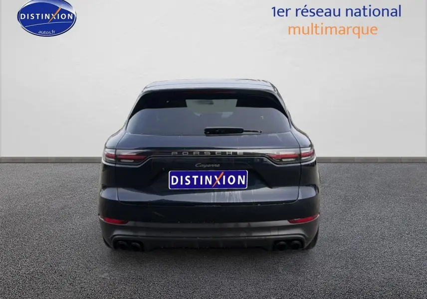Vue arrière d'un Porsche Cayenne bleu foncé avec feux LED et double sortie d'échappement chromée.