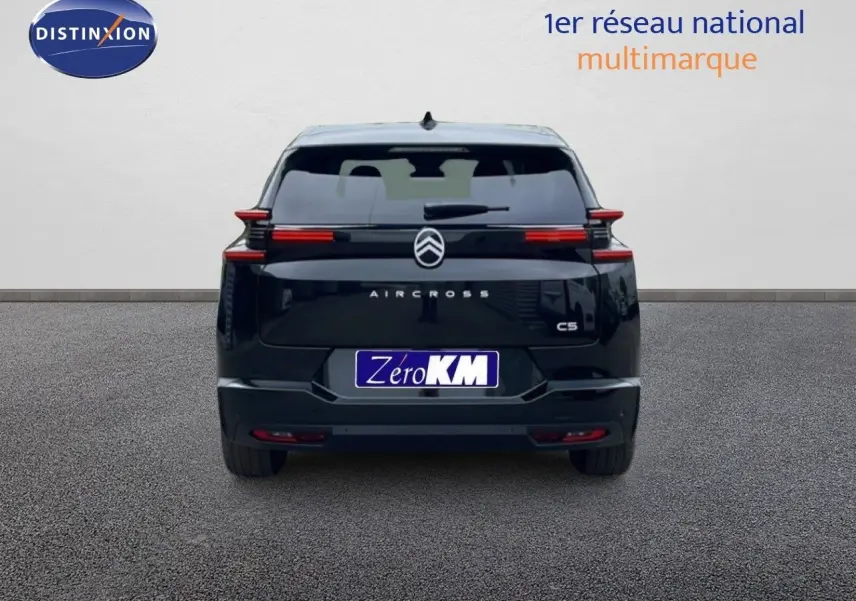 Vue arrière d'un Citroën C5 Aircross noir Perla Nera, mettant en valeur ses feux LED horizontaux et son logo central.