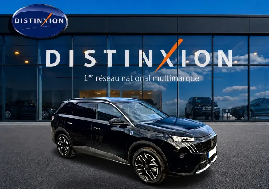 Peugeot 5008 Hybrid 145 GT noir vue 3/4 avant droit devant un showroom Distinxion.