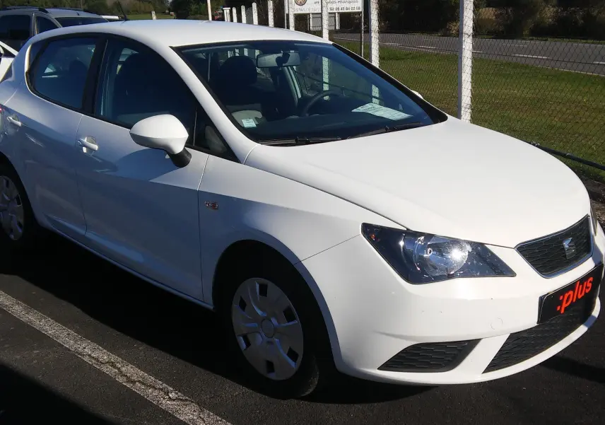 SEAT Ibiza Business blanche vue en 3/4 avant droit, avec jantes acier et calandre noire distinctive.