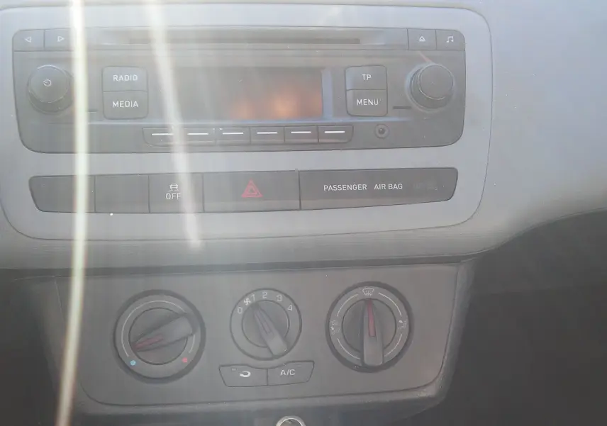 Tableau de bord de la SEAT Ibiza Business 2015 montrant la radio et les commandes manuelles de climatisation.
