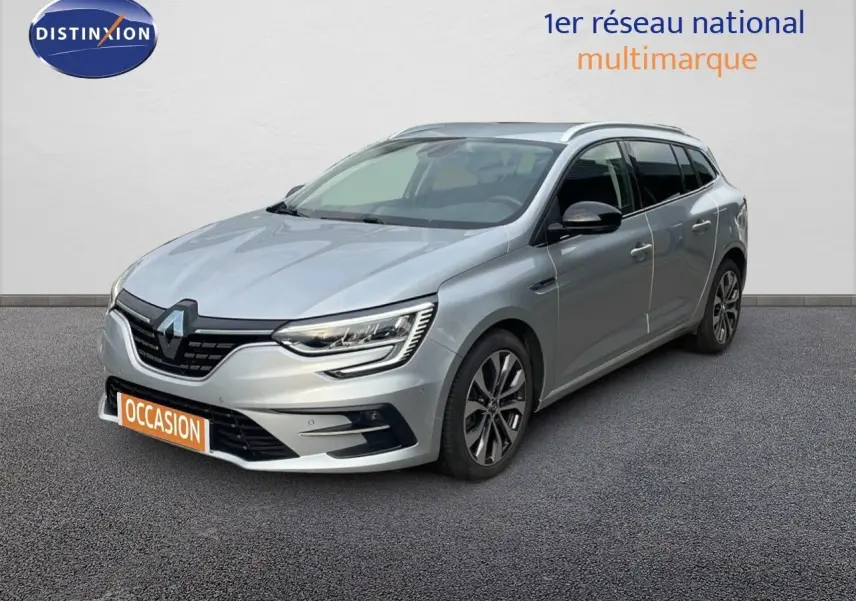 Renault Mégane Break gris Highland Metal vue 3/4 avant droit, mettant en valeur ses phares LED et jantes bi-ton.