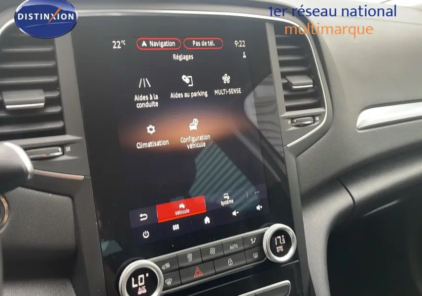 Intérieur de Renault Mégane Break 2024, vue sur l'écran tactile central et commandes de climatisation en gris Highland Metal.