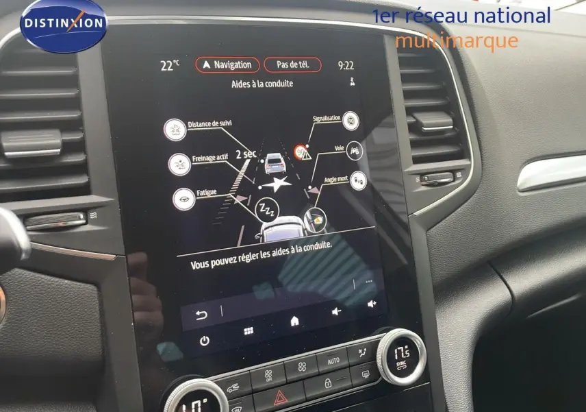 Écran tactile central du tableau de bord de la Renault Mégane Break 2024, affichant les aides à la conduite.