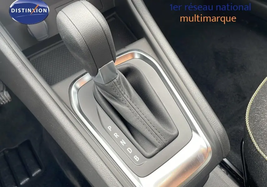 Le levier de vitesse automatique noir de la Renault Captur E-Tech hybride 2025, vue rapprochée de la console centrale.