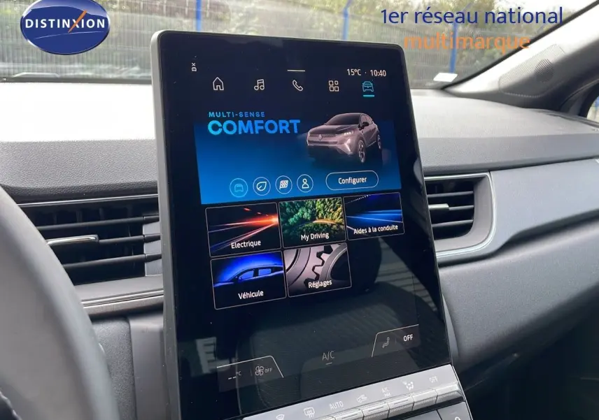 Écran tactile central affichant le menu confort du Renault Captur E-Tech gris Cassiopée, vue intérieure côté conducteur.