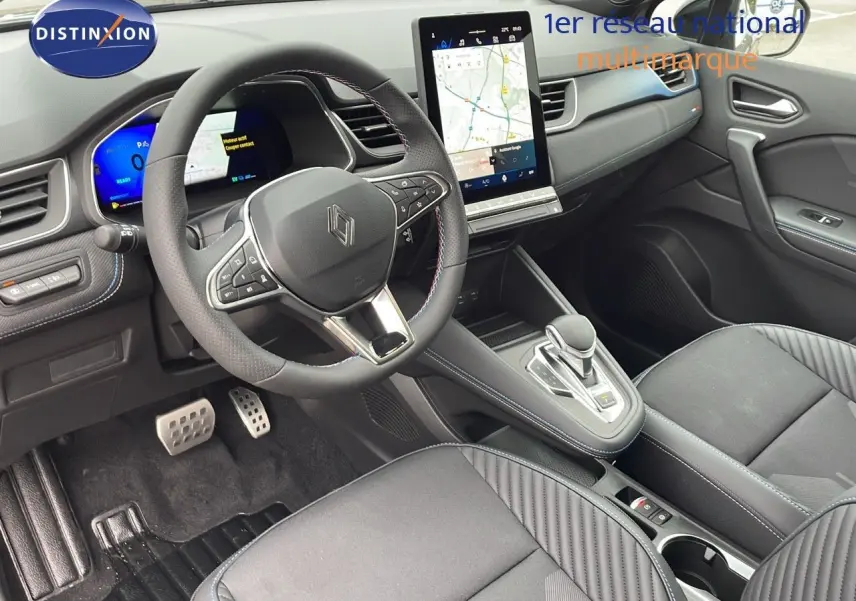 Intérieur avant du Renault SYMBIOZ gris cassiopée, volant multifonction et écran tactile vertical visible.