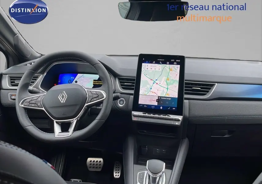 Vue intérieure avant du Renault Symbioz gris Cassiopée métal, avec tableau de bord numérique et écran tactile central.