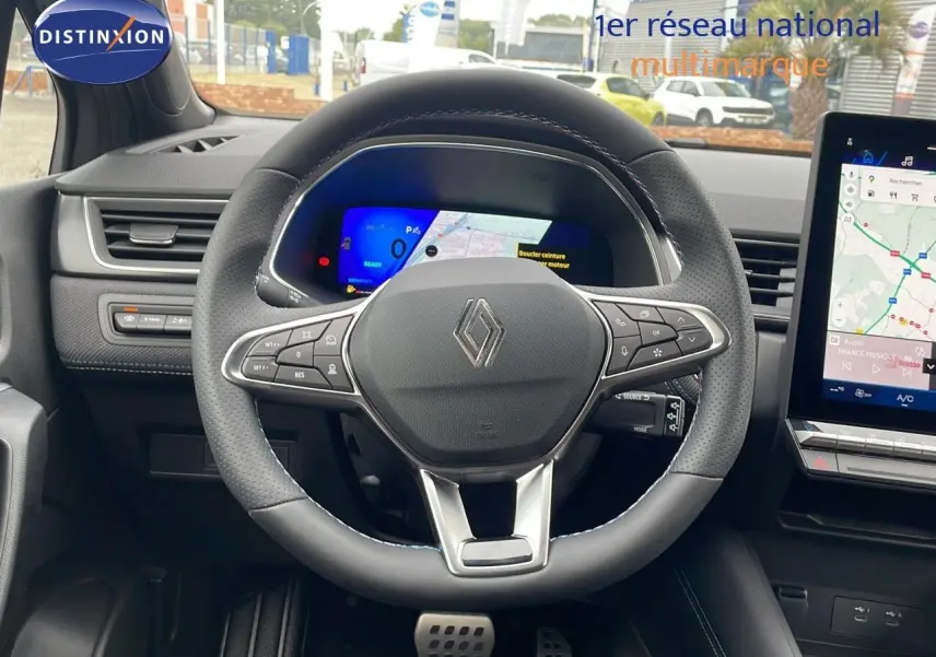 Vue centrée sur le volant et le tableau de bord numérique du Renault Symbioz hybride 2025, intérieur moderne noir.