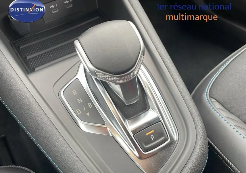 Le levier de vitesses automatique noir et chrome de la Renault Symbioz gris cassiopée, vue en gros plan intérieur.