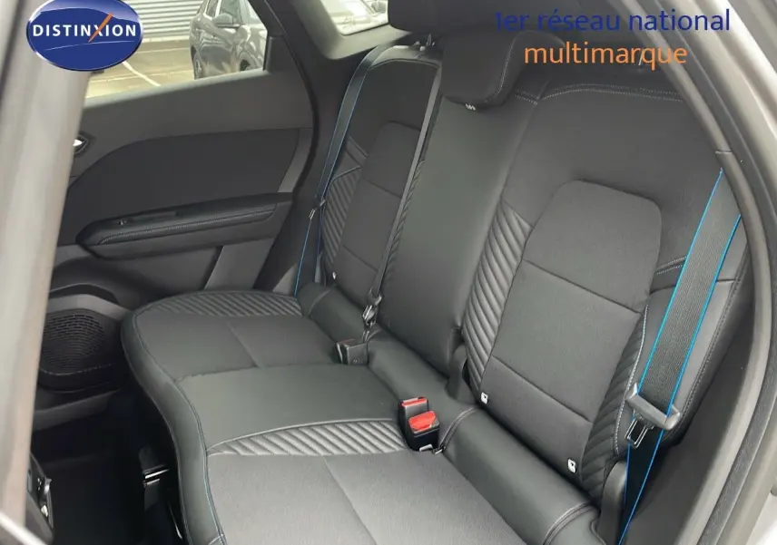 Vue intérieure sur la banquette arrière noire avec surpiqûres bleues du Renault Symbioz gris cassiopée 2025.