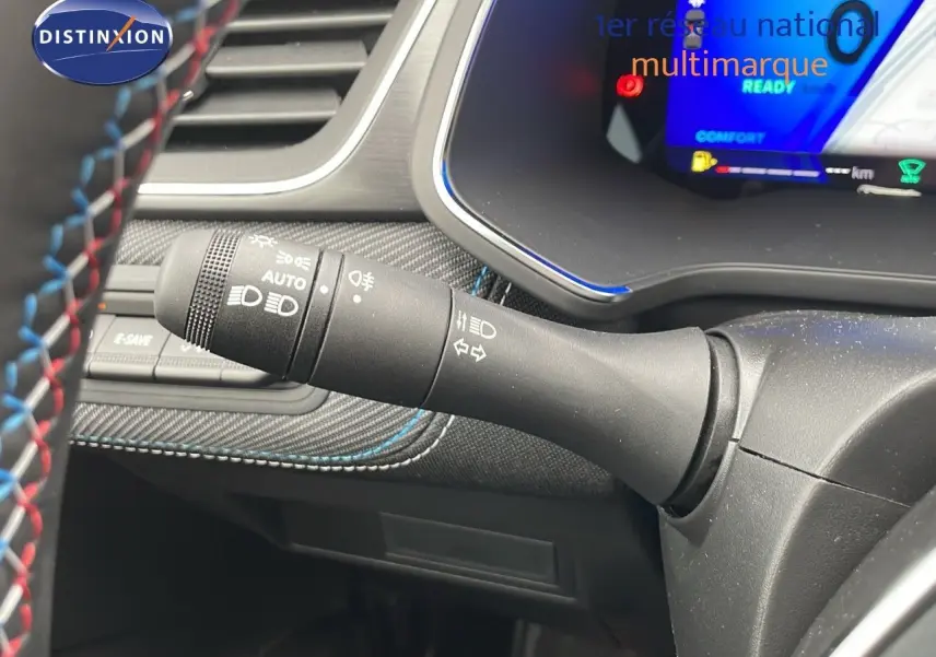 Gros plan sur la manette de clignotants et phares à gauche du volant du Renault Symbioz gris cassiopée métal.