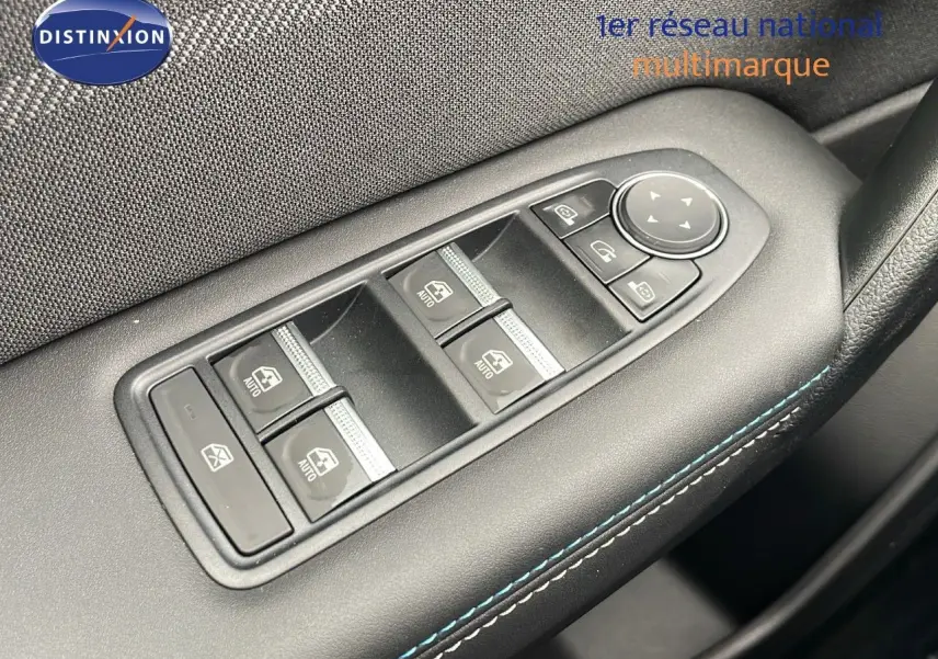 Gros plan sur les commandes de vitres et rétroviseurs côté gauche d'une Renault Symbioz gris cassiopée métal.