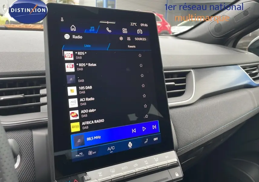Écran tactile central affichant la radio DAB dans l'habitacle moderne d'une Renault Symbioz gris cassiopée.