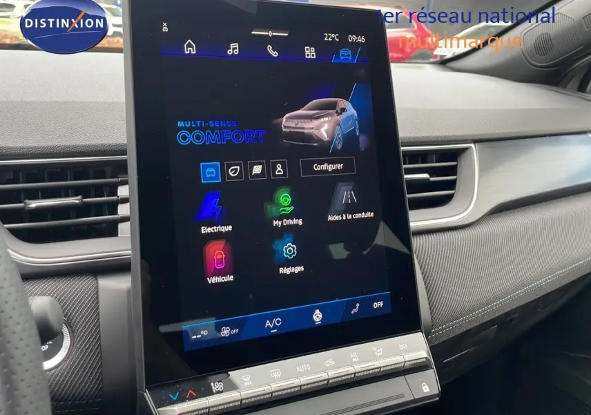 Écran tactile central affichant les réglages de conduite dans l'habitacle d'une Renault Symbioz gris cassiopée.