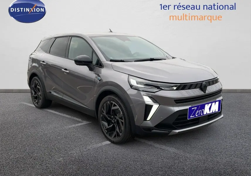 Renault Symbioz gris cassiopée métal en 3/4 avant droit, SUV hybride avec jantes noires et éclairage LED distinctif.