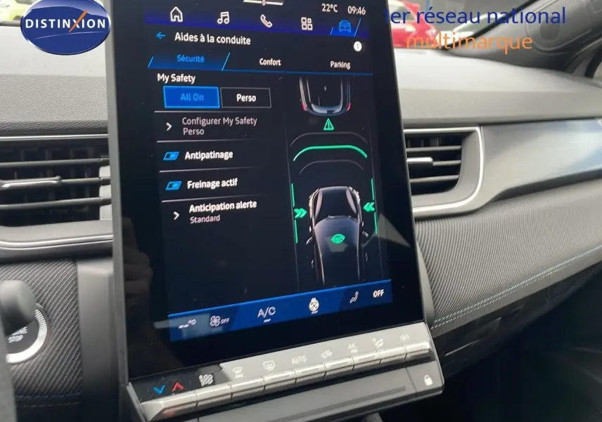 Écran tactile central affichant les aides à la conduite dans l’habitacle moderne d’une Renault Symbioz gris cassiopée.