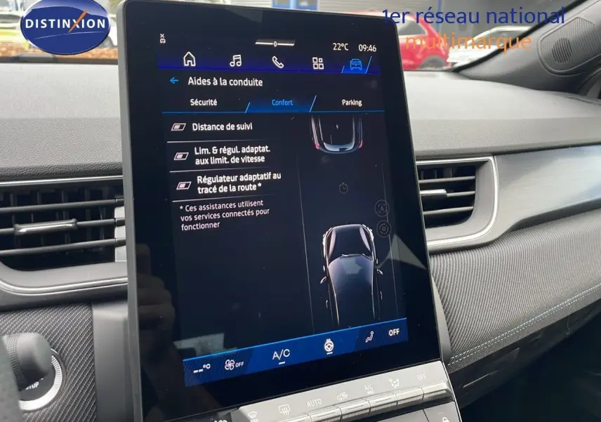Écran tactile central affichant les aides à la conduite dans l'habitacle moderne d'une Renault Symbioz gris cassiopée.