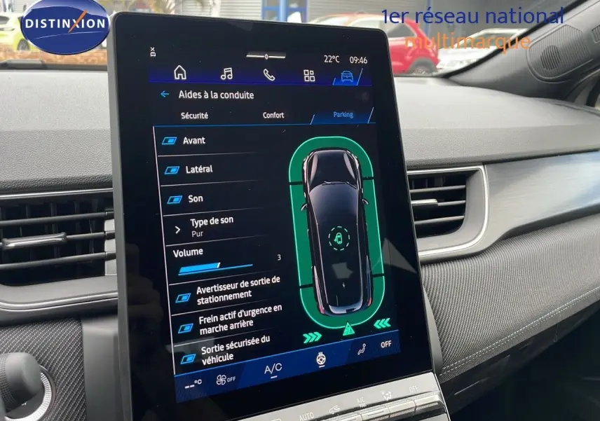 Écran tactile central du tableau de bord du Renault Symbioz gris cassiopée, affichant les aides à la conduite en mode parking.