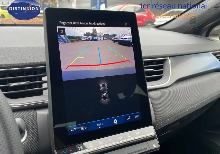 Vue intérieure centrée sur l'écran tactile affichant la caméra de recul d'une Renault Symbioz gris cassiopée metal.