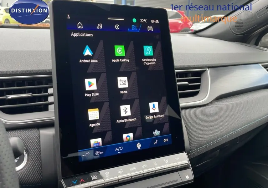 Écran tactile central affichant les applications connectées dans l'habitacle gris cassiopée métal du Renault Symbioz 2025.