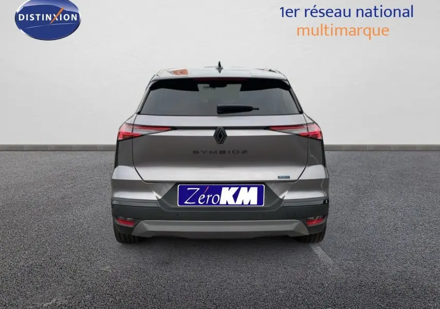 Vue arrière d'une Renault Symbioz gris cassiopée métal, avec feux LED effilés et hayon fermé sur fond neutre.