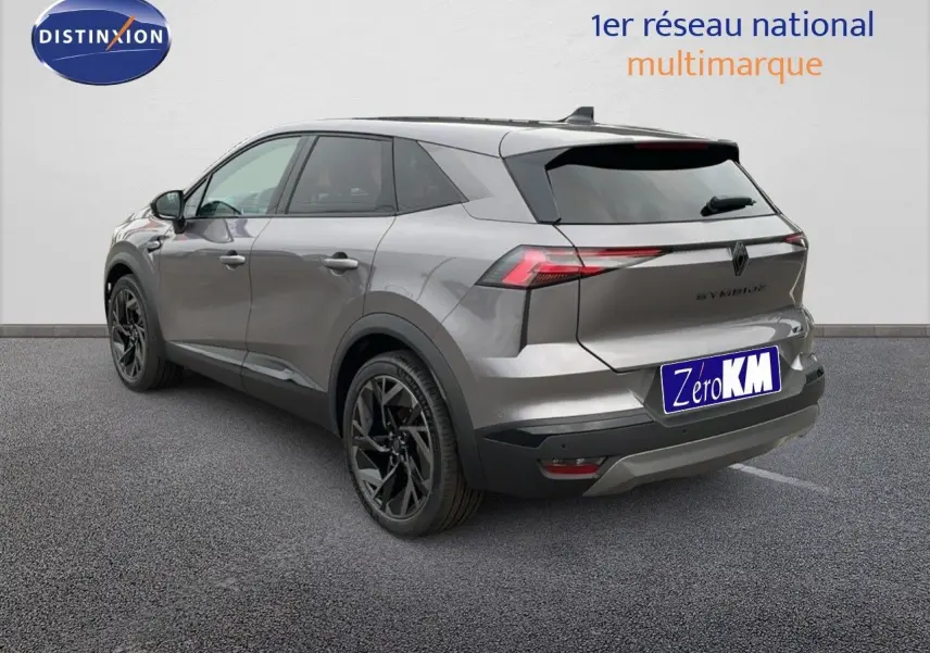 Renault Symbioz gris cassiopée métallique vu en 3/4 arrière droit avec jantes noires et hayon fermé.