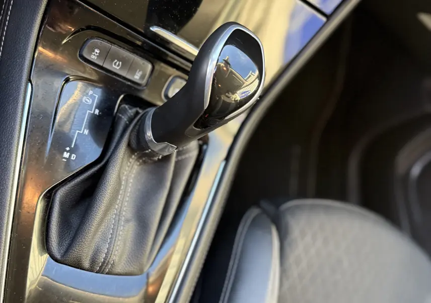 Le levier de vitesse automatique noir brillant de l'Opel Grandland X 2019 avec console en finition noire et siège en cuir gris.