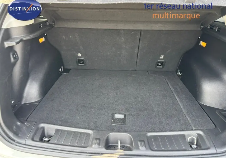 Coffre ouvert du Jeep Compass blanc, vue de l'intérieur montrant un espace de chargement noir et propre.