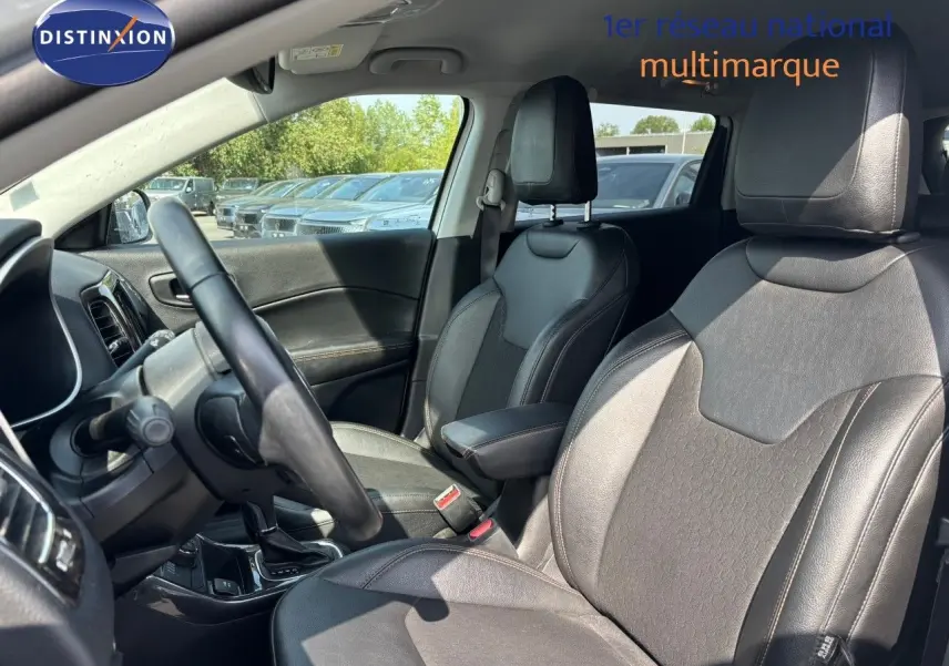 Vue intérieure côté conducteur du Jeep Compass 1.3 GSE T4 PHEV 190ch Limited 2021 avec sièges en cuir noir et tableau de bord visible.