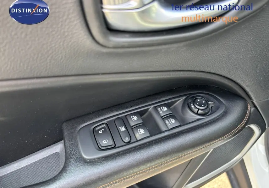 Gros plan sur la commande des vitres et rétroviseurs côté gauche d’un Jeep Compass blanc, intérieur noir.