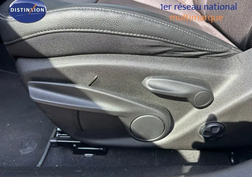 Détail des commandes de réglage manuel du siège conducteur en cuir noir du Jeep Compass hybride rechargeable.