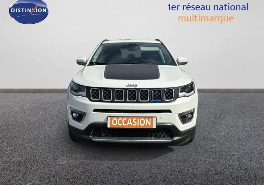 Vue avant d'un Jeep Compass blanc avec capot noir mat et calandre distinctive, sur fond neutre en extérieur.