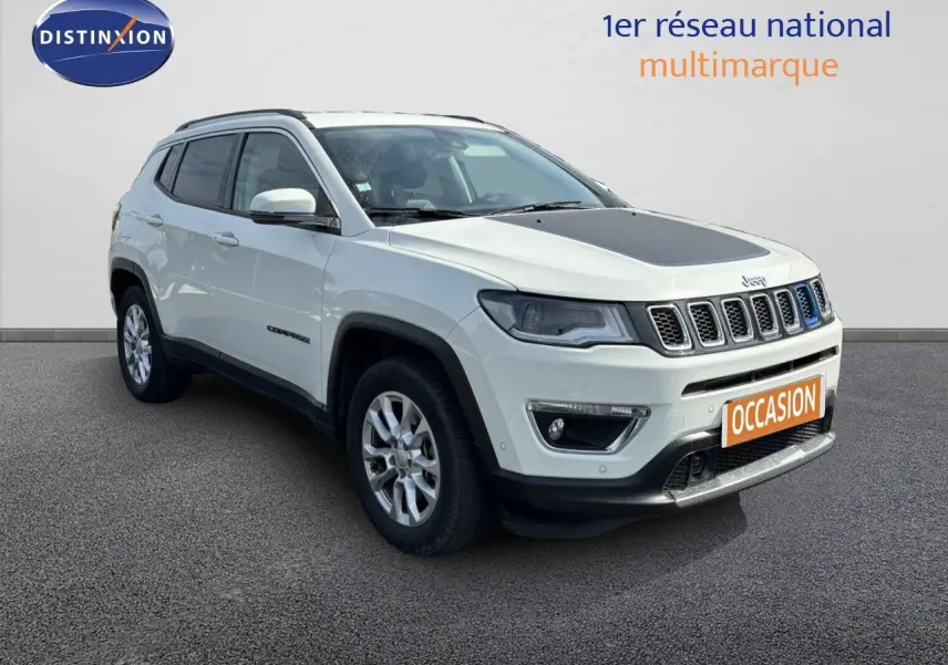 Jeep Compass blanc en 3/4 avant droit avec capot noir mat et jantes argentées, sur fond neutre.