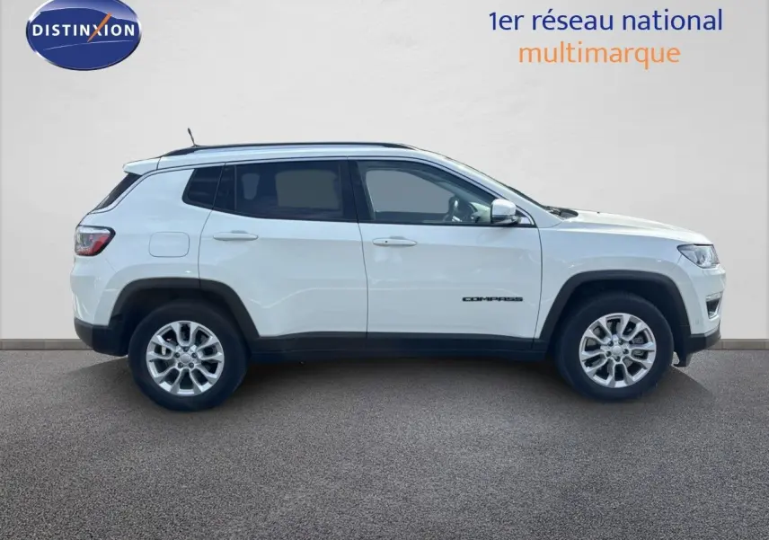 Vue latérale droite d'un Jeep Compass blanc 2021 hybride rechargeable avec jantes alliage et vitres teintées.