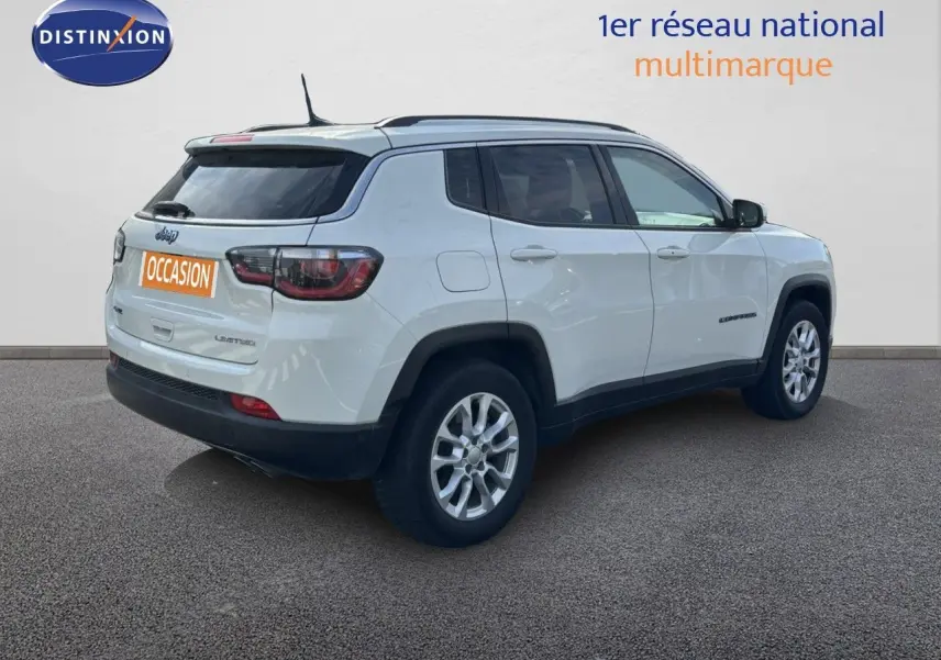 Jeep Compass blanc en 3/4 arrière droit, SUV hybride rechargeable avec jantes alliage et vitres teintées.