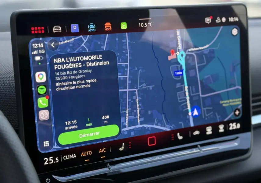 Écran tactile central du Volkswagen T-Roc 2026 affichant la navigation et commandes climatisation, vue intérieure frontale.