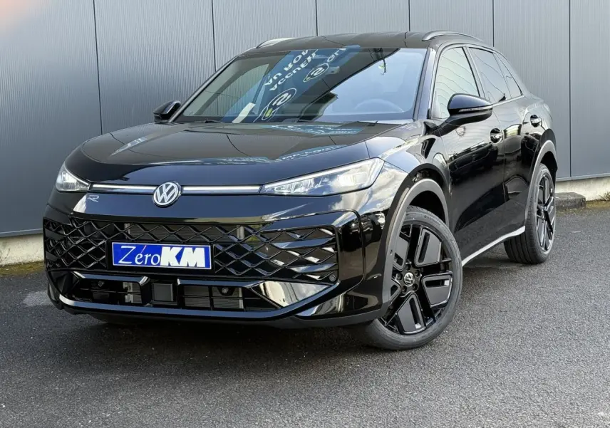 Volkswagen T-Roc noir Ébène en 3/4 avant droit avec jantes noires et calandre distinctive R-Line.